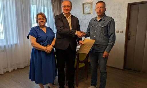 Zdjęcie z podpisania umowy